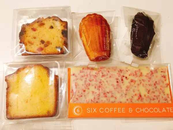購入したチョコレートと焼き菓子