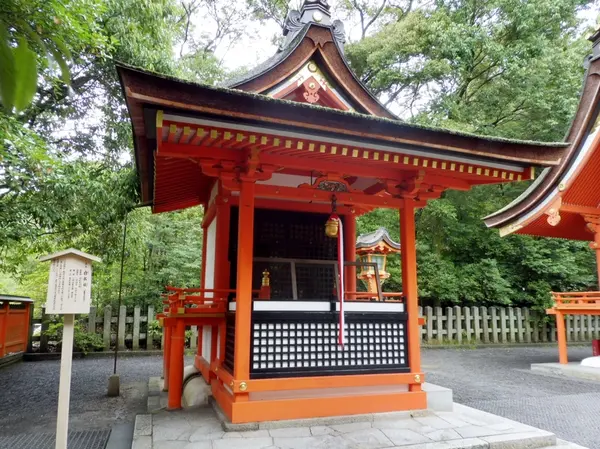 眷属を祀る白狐社