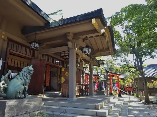 まずご本殿に参拝を…！
