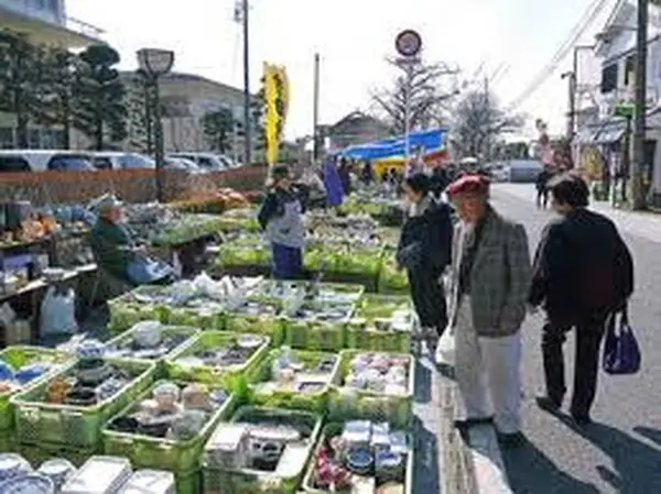 お皿やお茶碗がいっぱい「陶器市」も！