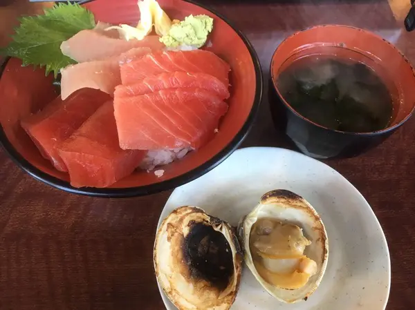「天然まぐろ丼」の3種浜焼き付き