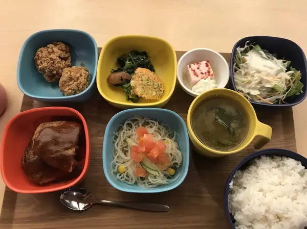 ブッフェスタイルの夕食