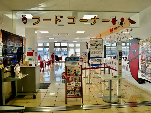 ひとやすみできるフードコートも併設。