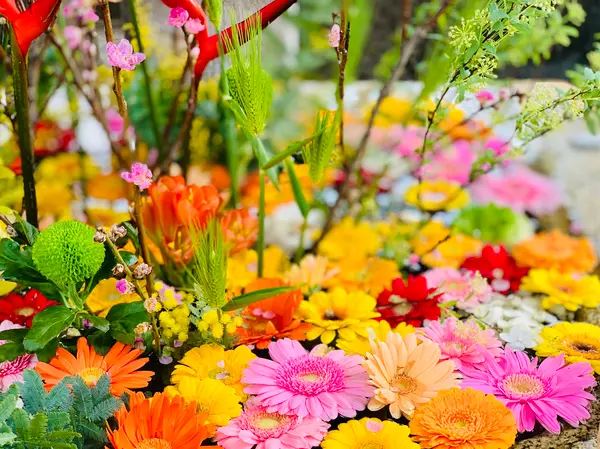 入口すぐに、素敵な花手水が！