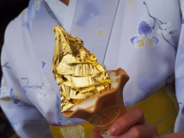 お着物と金箔ソフト