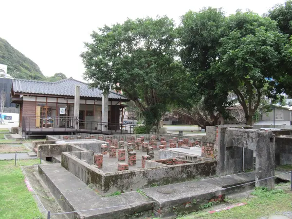 園内にある建築の土台跡