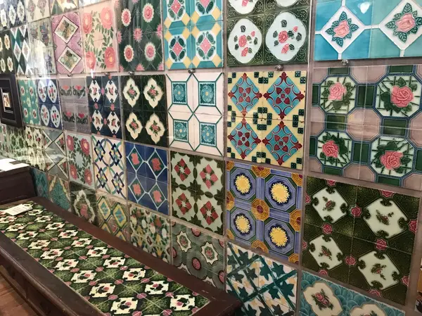 花タイルがたくさんの店内