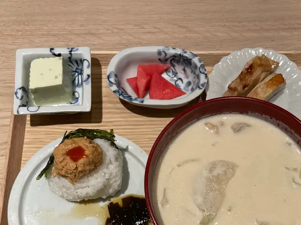 付け合せ（左から豆腐/かぶの漬物/鶏肉の照り焼き）