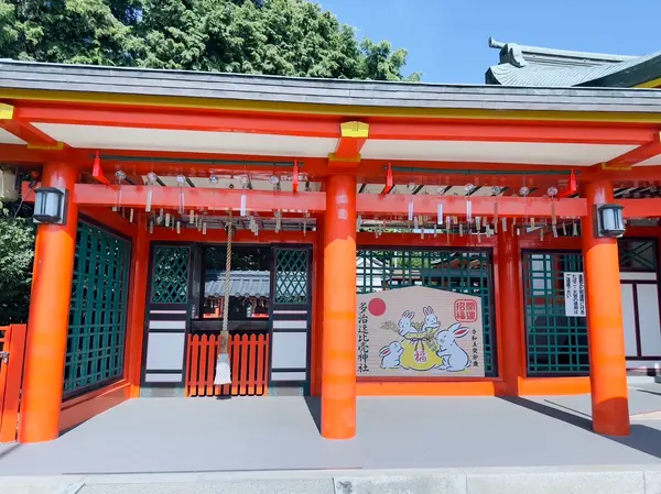 朱色の渡り廊下と風鈴