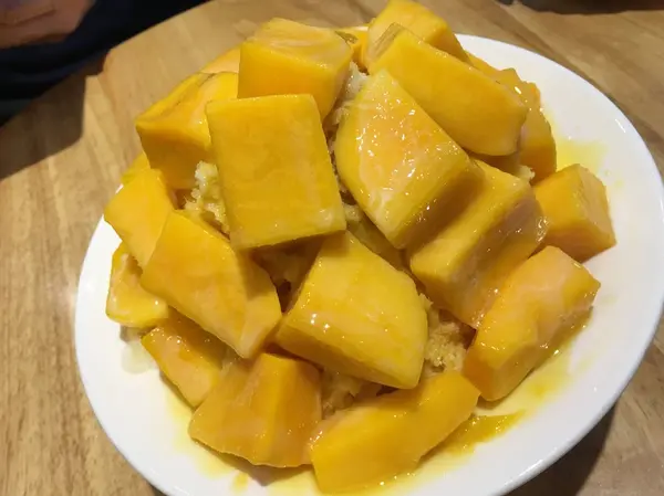たっぷりの切りたてマンゴー！