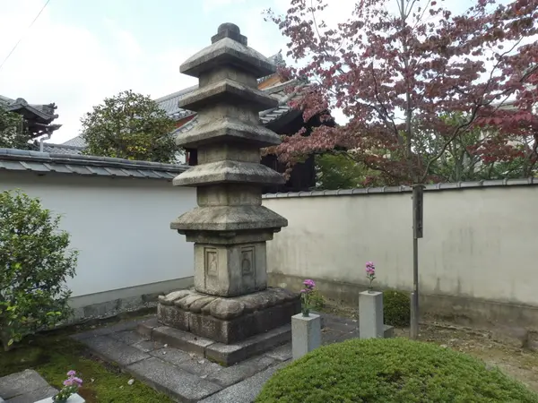 有楽斎の墓もあります