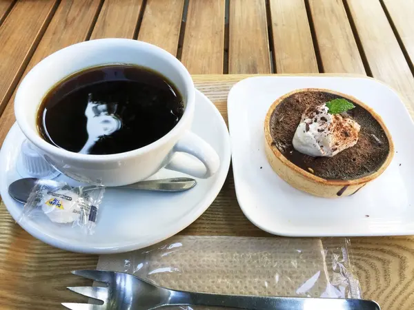 チョコレートとブラックチェリーのタルト。