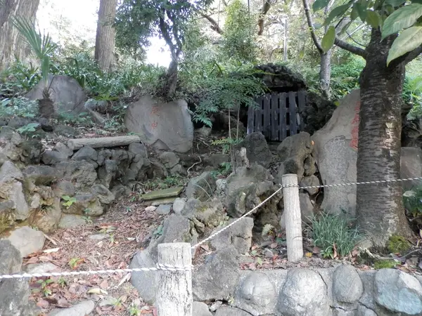 麓に下りて山裾を歩く