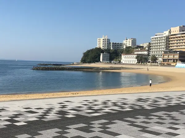 温泉前のビーチ