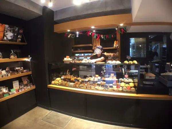 ショーケースに並ぶパン