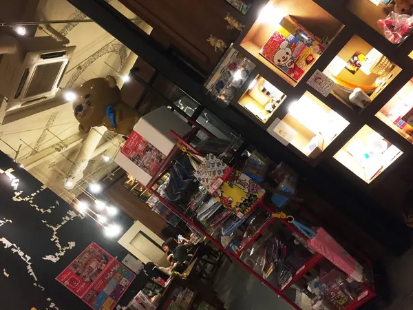 アニメとコラボした店内！