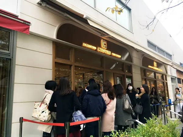 美味しい食パンを求めてたくさんの方が並んでます