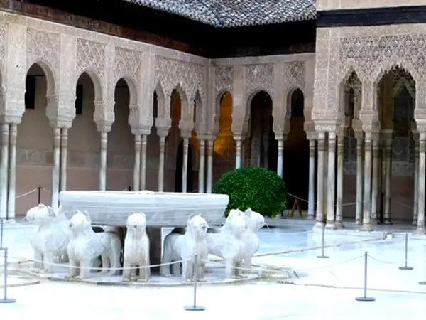 宮殿のパティオ(中庭)