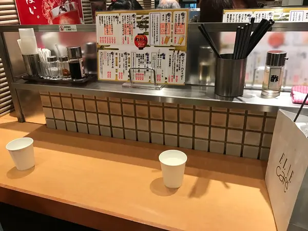 座り席があって足元に荷物も置ける！