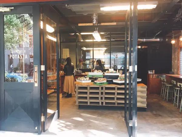 オープンな店内