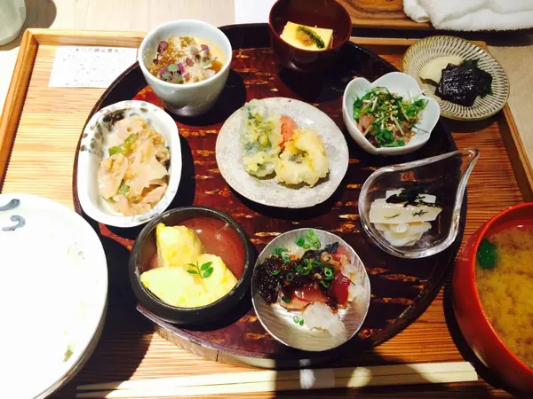 美味しいお惣菜が少しずついただける。