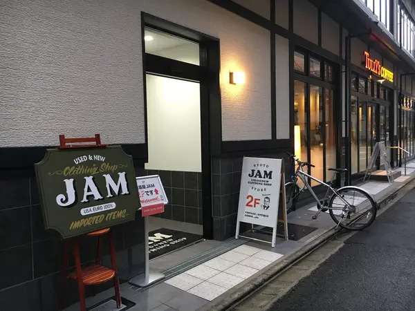 向かい側のメンズ店舗