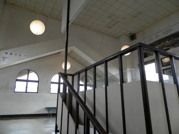 再建天守の１階は企画展示コーナーと観光情報コーナー、２階は高島城史料室、３階は展望コーナーになってます
