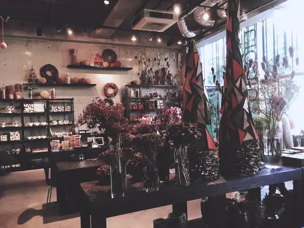 季節毎に変わる美しい店内装飾