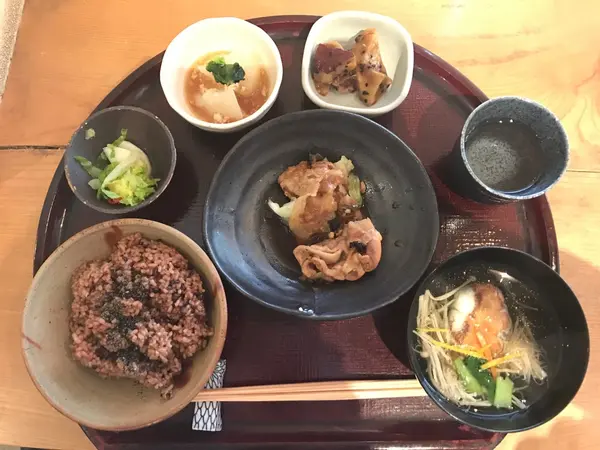 お手頃価格な寝かせ玄米ランチ