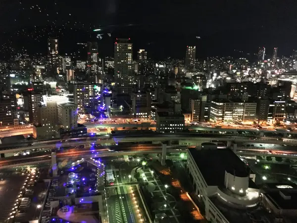 神戸港の反対側はビル群