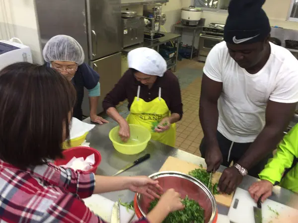 採った野草は島のお母さんたちと料理