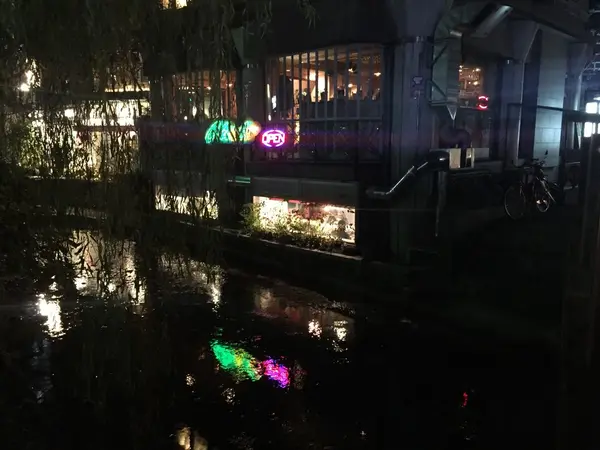 場所は、有名なタルト屋さん、キルフェボンのすぐ北側のビルの地下一階。