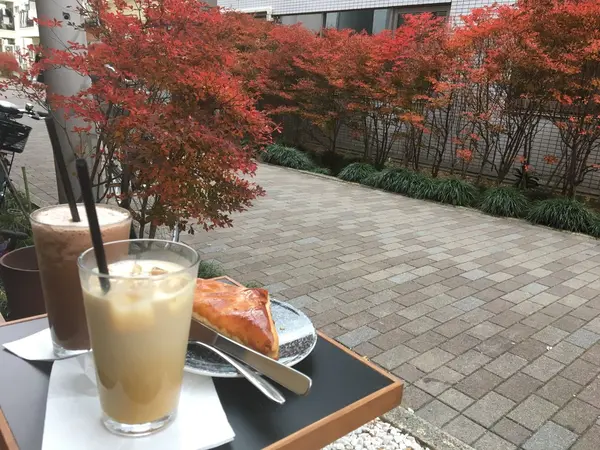 左からカフェモカ、カフェラテ、アップルパイ