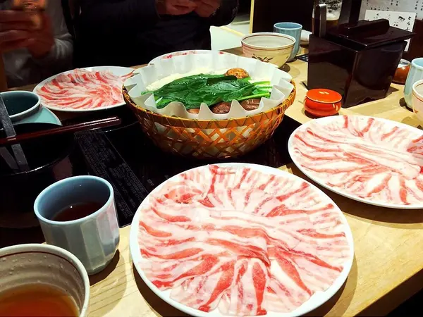 1人2000円のしゃぶしゃぶコース。