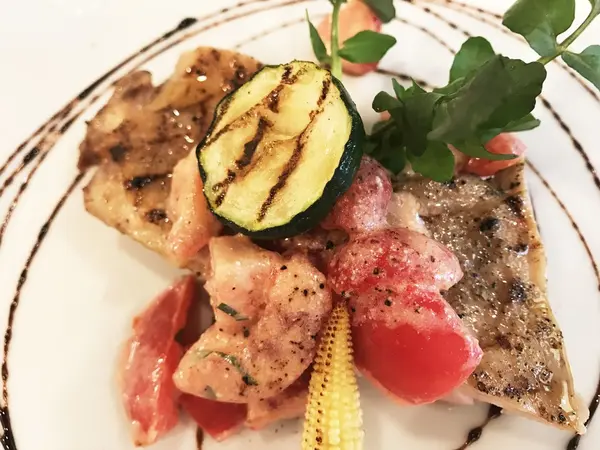 今回のメインディッシュ フレッシュトマトとイチゴのコンフィ