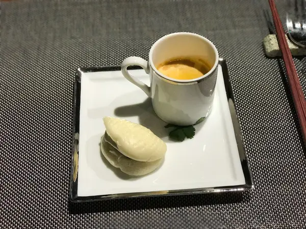 キャビアの蒸しパンとポタージュ