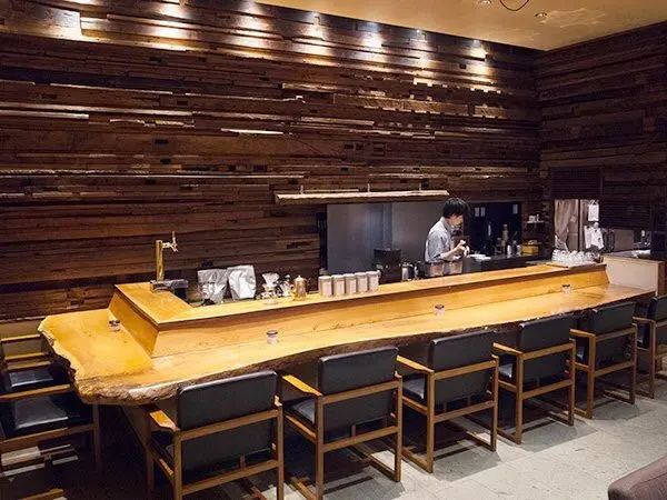 幅の広いカウンター席