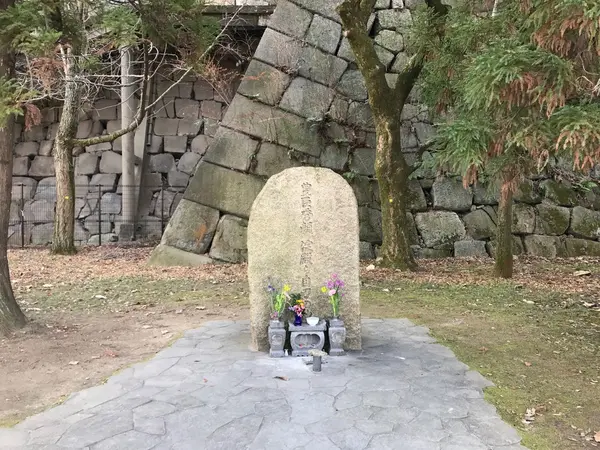 淀君、秀頼公自刃の地