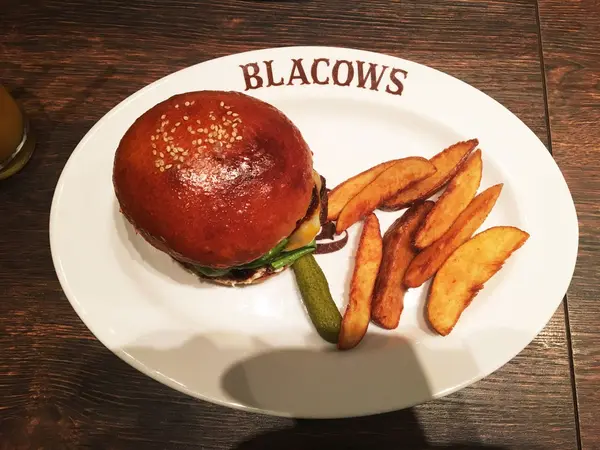 アボガドバーガーとピクルスとポテト