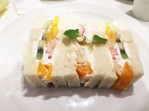 つい、フルーツサンドも