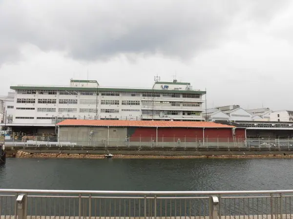 対岸には