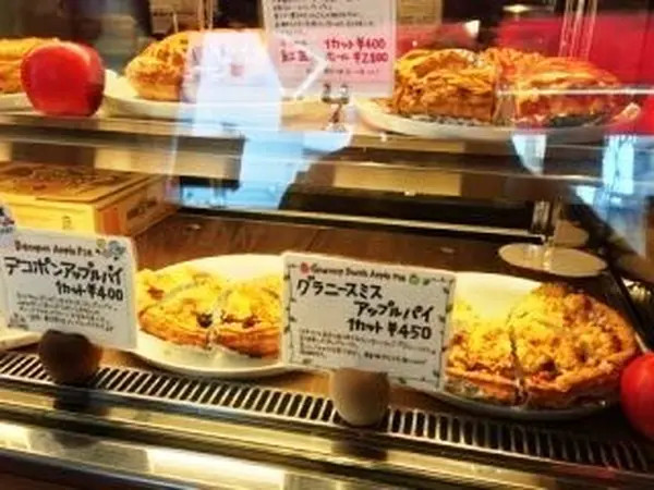 食欲を誘うショーケース内から見える一品
