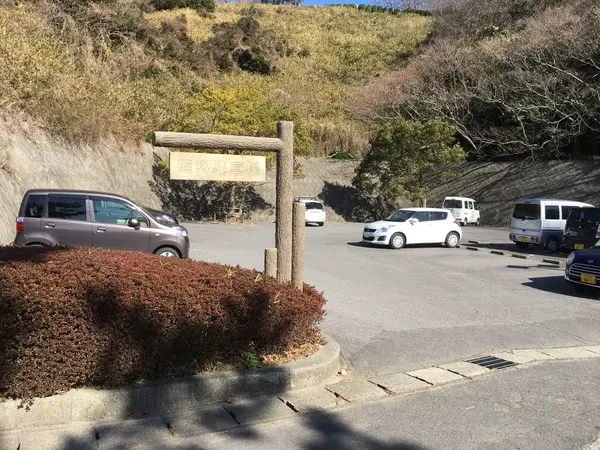 西側からの駐車場