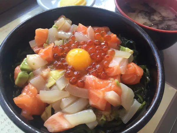 迷ったら、コレ！サーモン親子ユッケぶっかけ丼