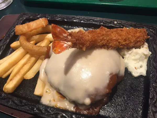 お腹が空いたら、ハンバーグ&エビフライもオススメ！