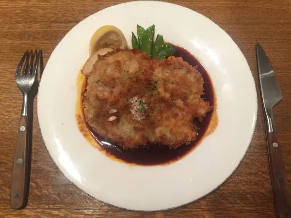 柔らかお肉でパクパク食べられる「仔牛のカツレツ」