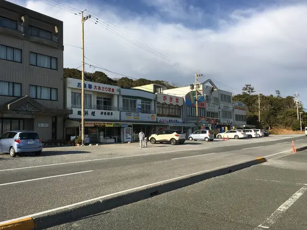 駐車場の向かい側の料理屋さん