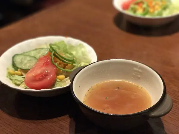 サラダとオニオンスープ