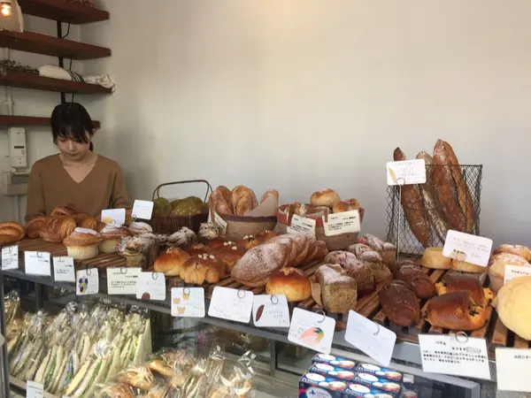 小さな店内にはフランスパンからサンドイッチ、惣菜&菓子パンまで！！