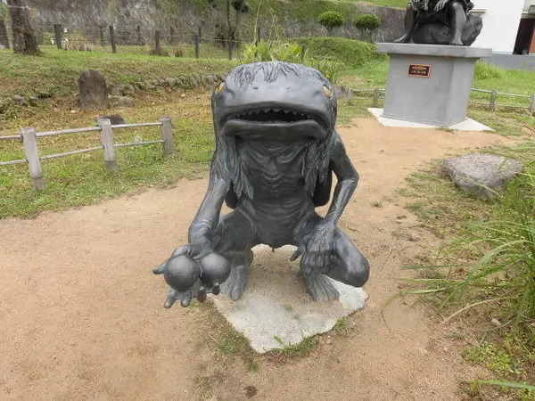 一匹は池のほとりに